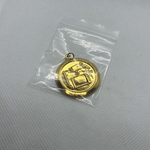 VINTAGE TECHNOLOGY TV PRODUCTION PENDANT CHARM GOLD TONE - Picture 9 of 10